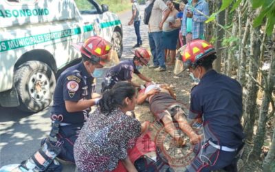 Dos mujeres HERIDAS al volcar mototaxi