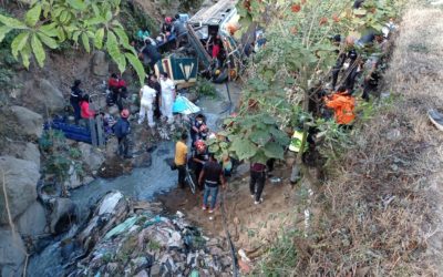 Bus cae a barranco en la ruta Interamericana