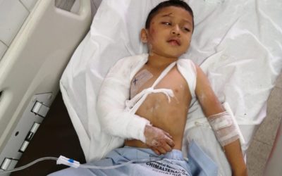 Buscan a familiares de niño herido tras caída de bus a barranco