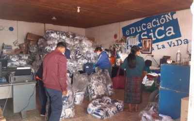 Digef sigue entrega de uniformes para estudiantes en Quetzaltenango