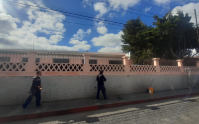 Padres y maestros remozan en escuela de la zona 1 de Quetzaltenango