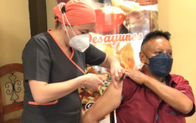 Aplican dosis de refuerzo a trabajadores de restaurantes en Totonicapán