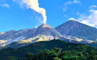 Recomiendan evitar ascensos al volcán Santa María