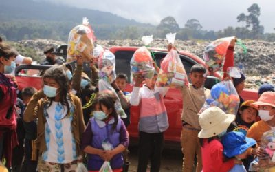 Quetzalteca, quien emigró a Estados Unidos entrega regalos a niños en botadero municipal y a personas que trabajan en semaforos.