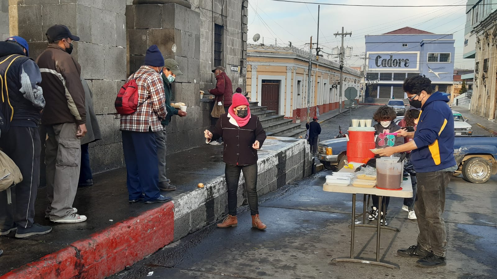 Agradecen a quienes apoyan la «Operación Panito», que brinda desayunos gratuitos en el parque de Xela