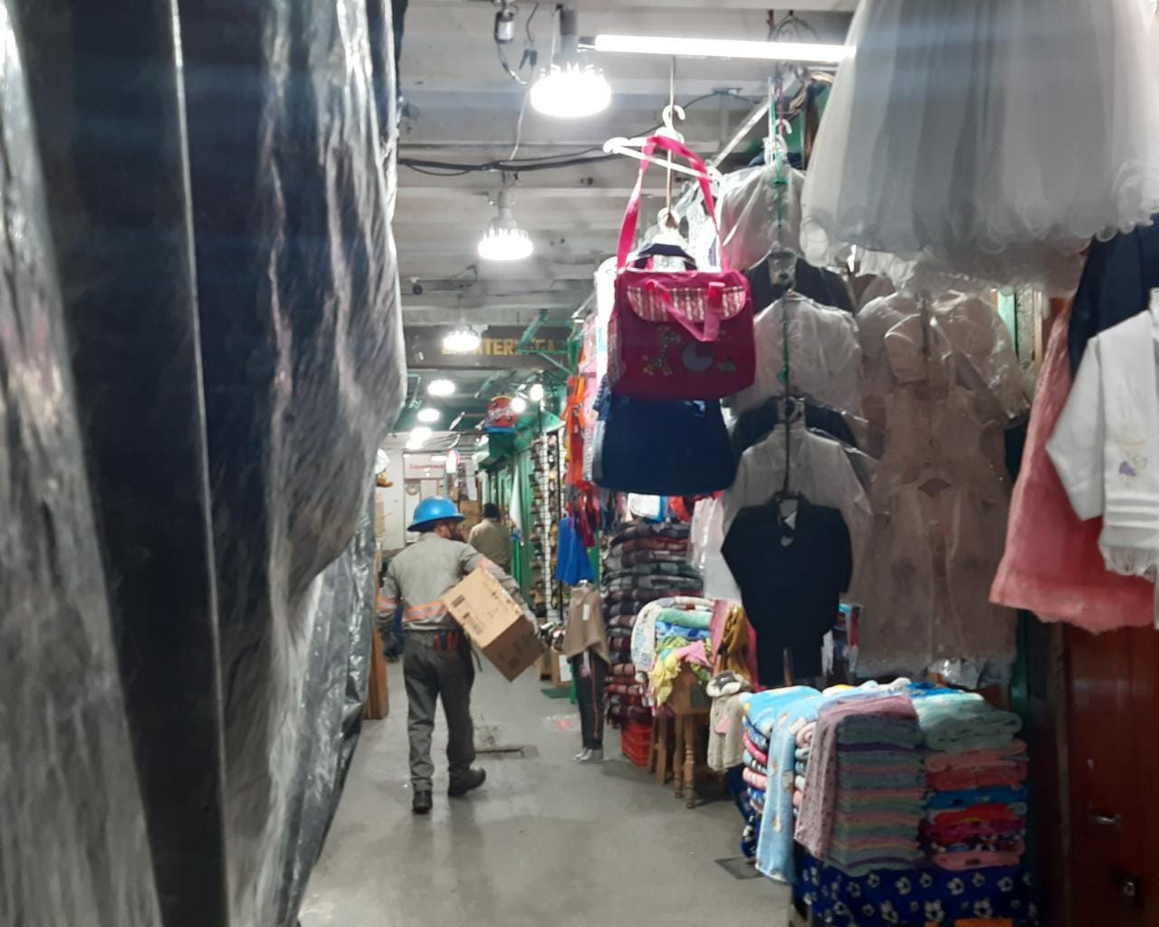 Cambiarán 180 luces led en el Mercado La Democracia