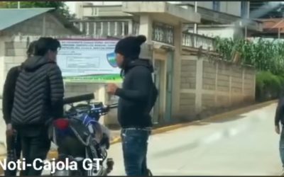Automovilista grabó el momento en que motorista fue asaltado en Cajolá, Quetzaltenango.