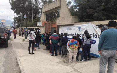 Vecinos abarrotan centros de vacunación en Xela ante llegada de variante ómicron al país.