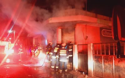 Bomberos controlan incendio en venta de ropa ubicada en Chimaltenango