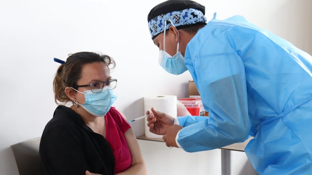 Están vacunando contra el COVID-19 en el Centro Comercial Interplaza Xela, este fin de semana