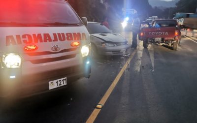 Bomberos atienden colisión en la ruta Interamericana, sólo uno de los pilotos se quedó en el lugar