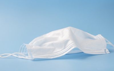 Diputado denuncia que algunos colegios venden mascarillas con logotipo de la institución