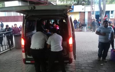 Bomberos de Salcajá trasladan en estado delicado a dos personas tras accidente de tránsito