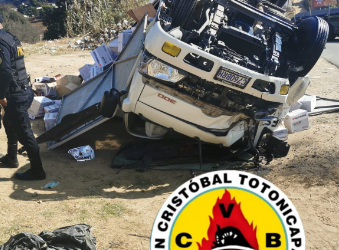 Dos heridos al volcar camión que transportaba baterías para vehículos