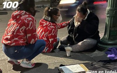 Grupo de jóvenes comparte café y pan en el Parque a Centroamérica