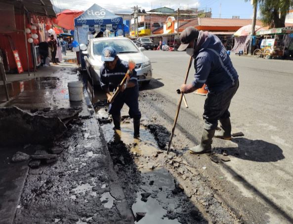 EMAX reparan tubería en la zona 3 de Xela