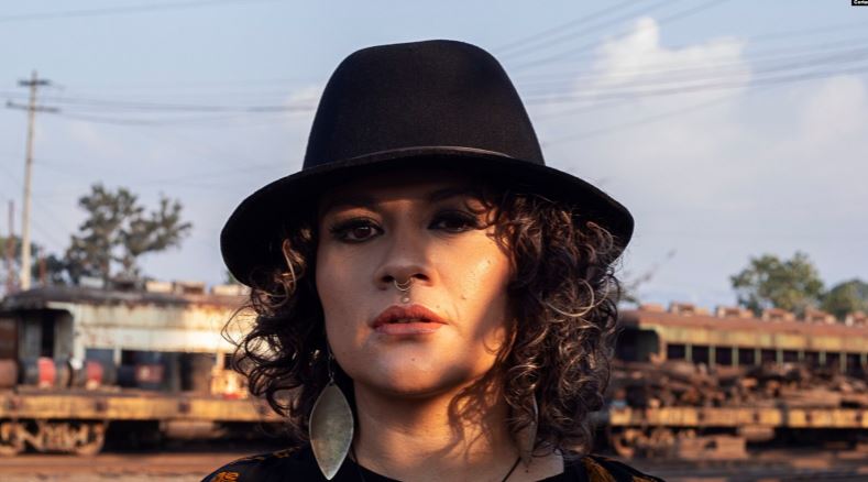 Rapera guatemalteca Rebeca Lane presenta «Flores Rojas», para educar a niñas y adolescentes