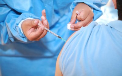 Extranjeros se vacunan contra COVID-19 en Quetzaltenango.