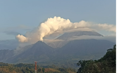 Conred mantiene monitoreo en el volcán Santiaguito debido a incremento de actividad