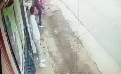 Cámara graba el momento en que sicario mata a dos personas