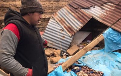 Familia sobrevive de milagro tras desplomarse su vivienda por sismo