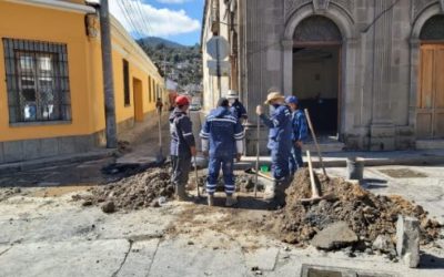 Paso cerrado en la 4ª calle, zona 1 de Xela, por reparación de tubería