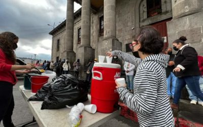 Operación Panito continúa entregando desayunos en el parque de Xela, como desde hace ocho años