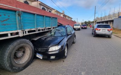 Vehículo impactó en la parte trasera de camión