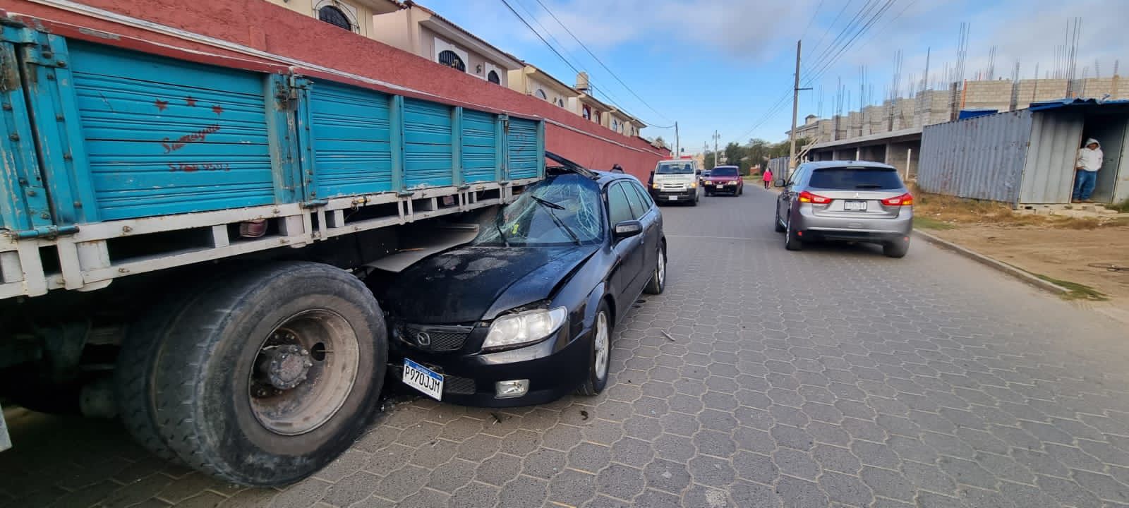 Vehículo impactó en la parte trasera de camión