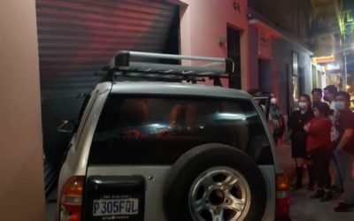 ((VIDEO)) Piloto ebrio colisionó contra un local comercial en la zona 1 de Xela.