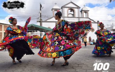 Danzas Folclóricas se presentan en el parque central de La Esperanza.