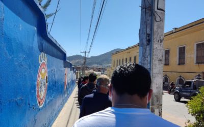 Larga fila de aficionados en taquilla del Mario Camposeo, esta noche celebrarán 80 años de la institución.