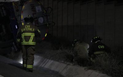 Bomberos vigilan pipa cargada con 10 mil galones de combustible que volcó en la madrugada