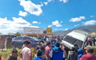 16 personas heridas por colisión de microbús y vehículo