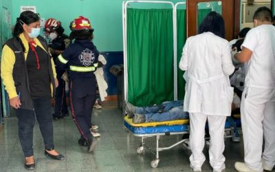 Hermanos, quienes iban en motocicleta, colisionan con picop y uno muere en el hospital  