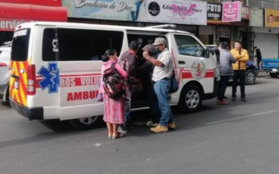 Menor de edad herido al caer de un vehículo