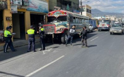 PMTQ consigna dos buses porque pilotos no portaban licencia y uno es menor de edad