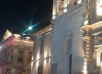 Iluminan fachada de Catedral del Espíritu Santo