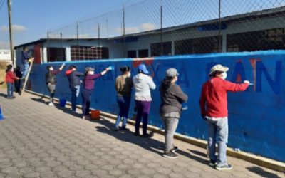 Docentes pintan escuela en la zona 6 de Quetzaltenango