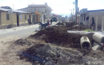 Vecinos introducen drenaje por reparación de calle