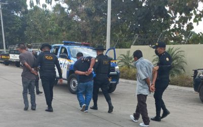 Detienen a hombres señalados de entregar teléfonos para extorsión