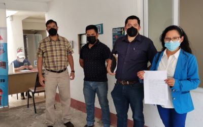 Representantes de Cocode entregan documento a PDH por acumulación de basura en Xela