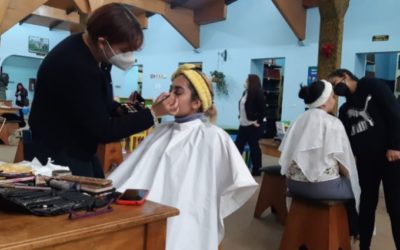 Desarrollan sesión gratuita de maquillaje por el Día Internacional de la Mujer
