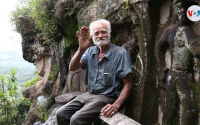 Un ermitaño esculpe en piedras en las montañas de Nicaragua