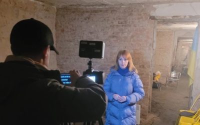 Noticieros en Ucrania transmiten la guerra desde refugios antiaéreos