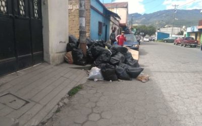 Xela: Piden ingresar de nuevo las bolsas de basura, camiones recolectores no pueden circular por bloqueo