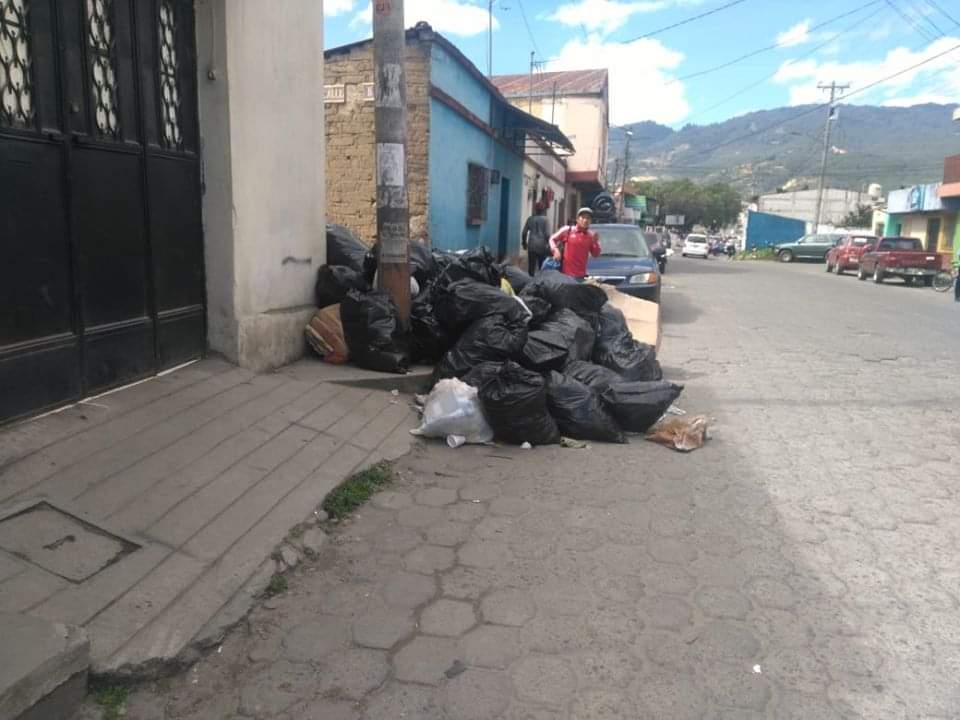 Xela: Piden ingresar de nuevo las bolsas de basura, camiones recolectores no pueden circular por bloqueo