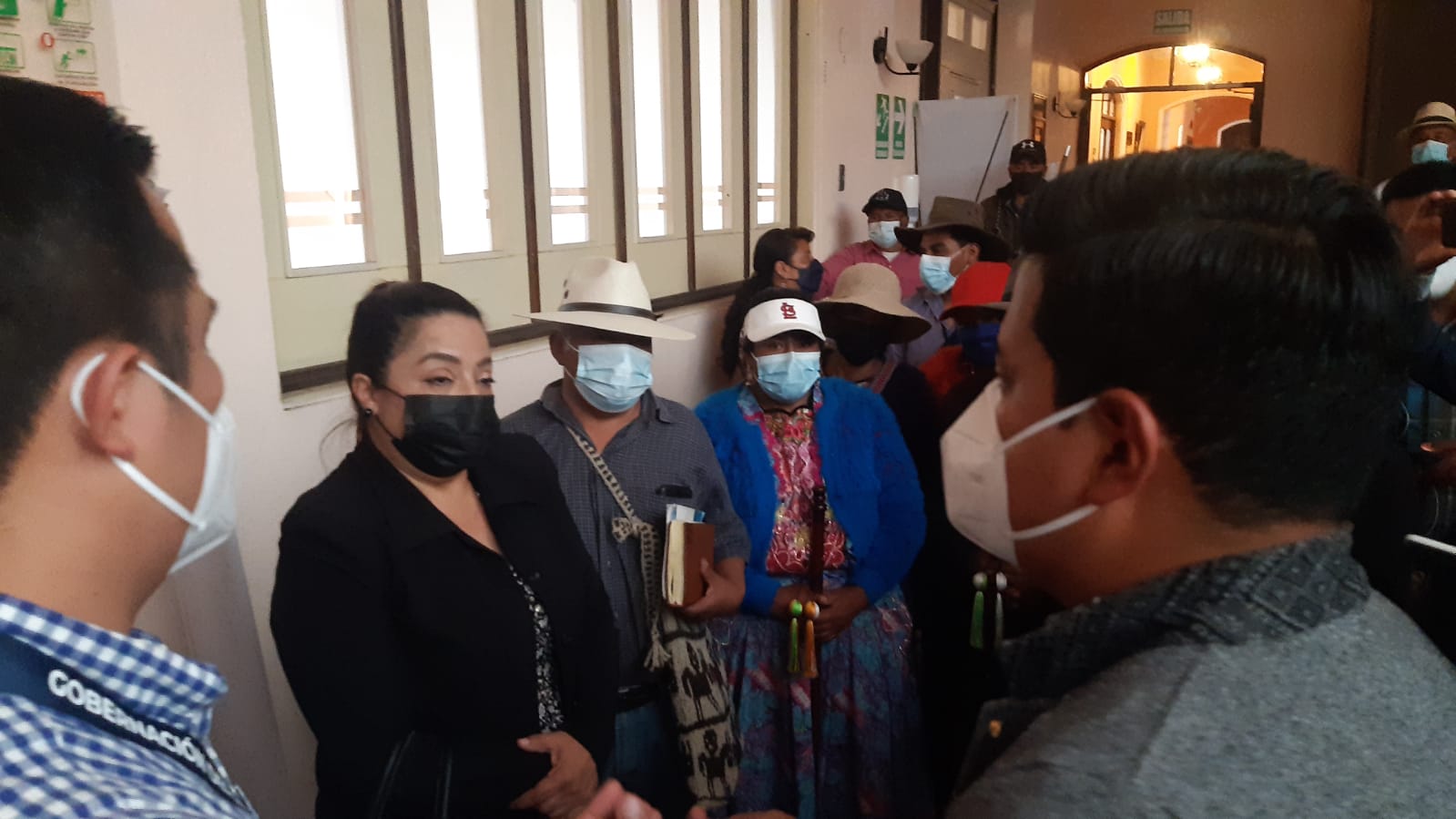 Gobernador intenta mediar entre manifestantes y JF, en un intento de diálogo esta tarde en Xela