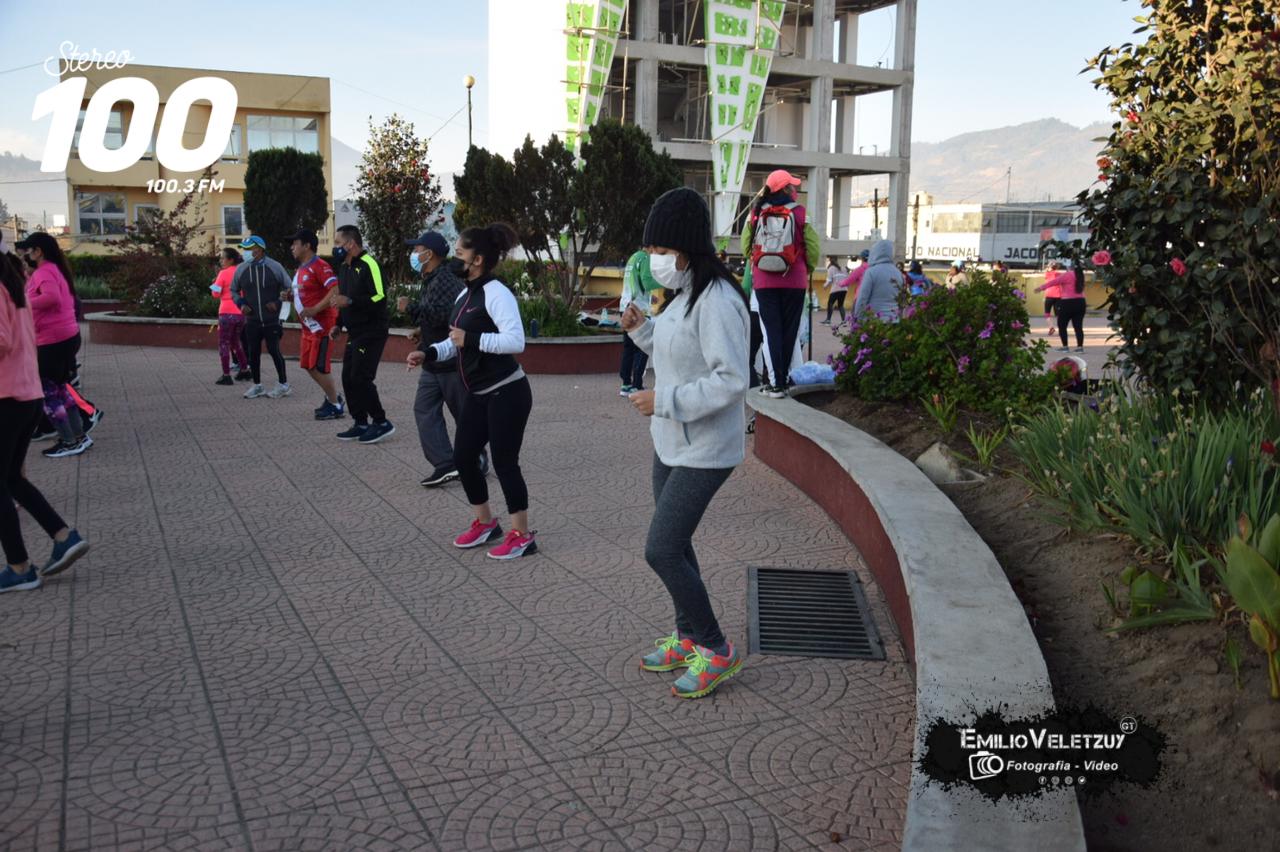 Realizan mañana de zumba en Plaza Japón, zona 3 de Xela