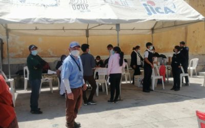 Vacunan contra el COVID-19 en el atrio de iglesia El Calvario, zona 1 Xela